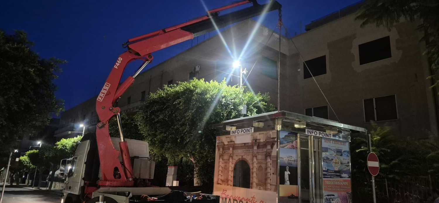 https://www.tp24.it/immagini_articoli/25-08-2026/1787636502-0-marsala-dopo-le-polemiche-rimosso-questa-mattina-l-info-point-sara-ricollocato-in-piazza-mameli.jpg