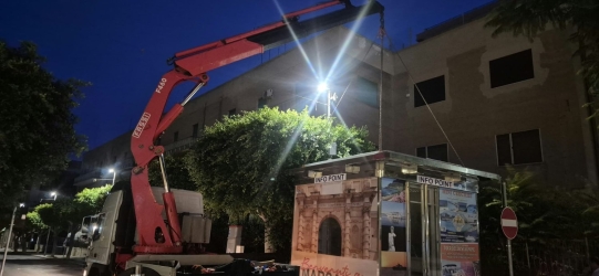 https://www.tp24.it/immagini_articoli/25-08-2026/marsala-dopo-le-polemiche-rimosso-questa-mattina-l-info-point-sara-ricollocato-in-piazza-mameli-250.jpg