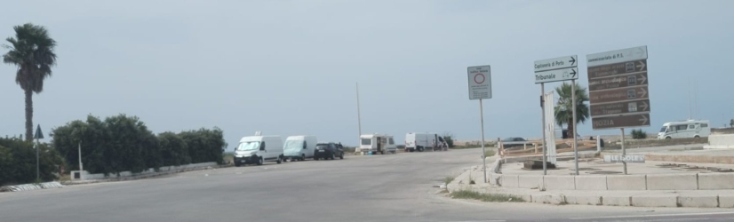 https://www.tp24.it/immagini_articoli/25-08-2026/marsala-l-accampamento-davanti-al-porticciolo-turistico-carini-serve-una-soluzione-definitiva-250.jpg