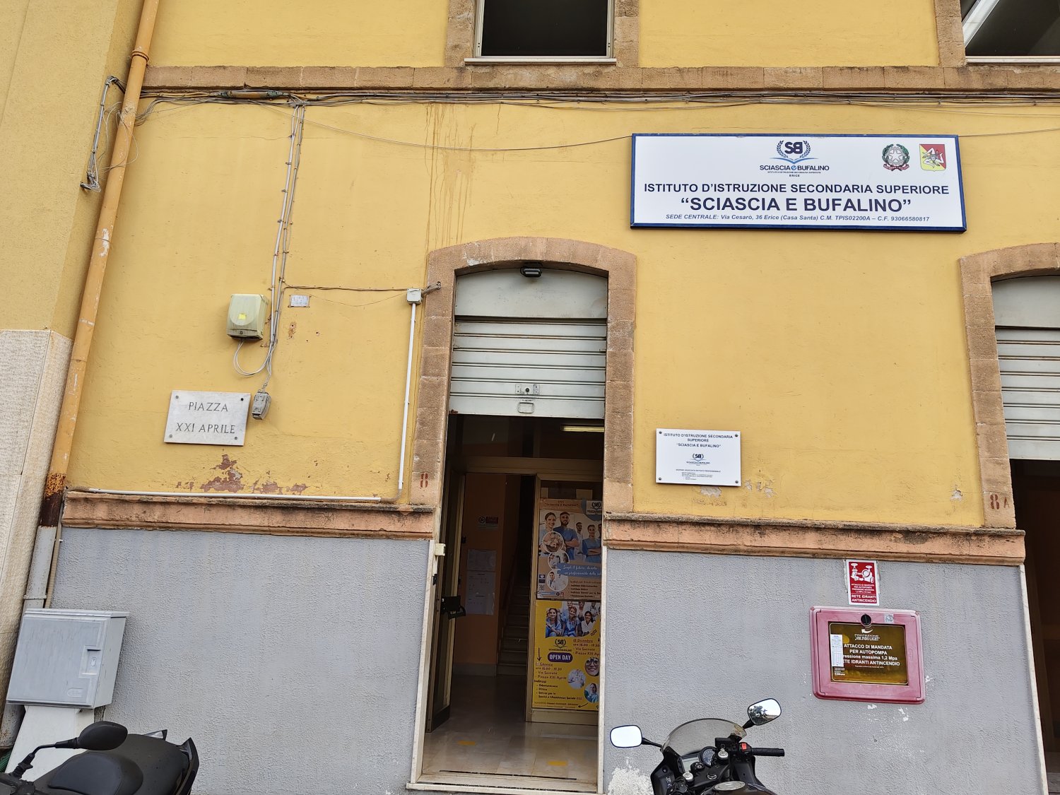 https://www.tp24.it/immagini_articoli/25-09-2026/1790324376-0-acqua-nelle-scuole-la-nuova-procedura-rallenta-i-rifornimenti-a-trapani-l-emergenza-entra-nelle-aule.jpg