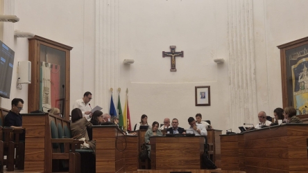 https://www.tp24.it/immagini_articoli/25-09-2026/castellammare-il-consiglio-comunale-approva-il-preliminare-del-pug-250.jpg
