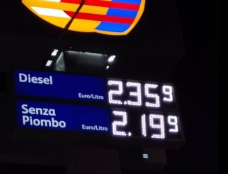 https://www.tp24.it/immagini_articoli/25-09-2026/da-domani-diesel-piu-caro-dimezzato-il-taglio-delle-accise-250.jpg