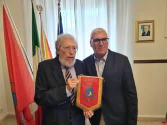 https://www.tp24.it/immagini_articoli/25-09-2026/marsala-il-presidente-del-consiglio-comunale-omaggia-il-maestro-giorgio-magnato-il-video-250.jpg