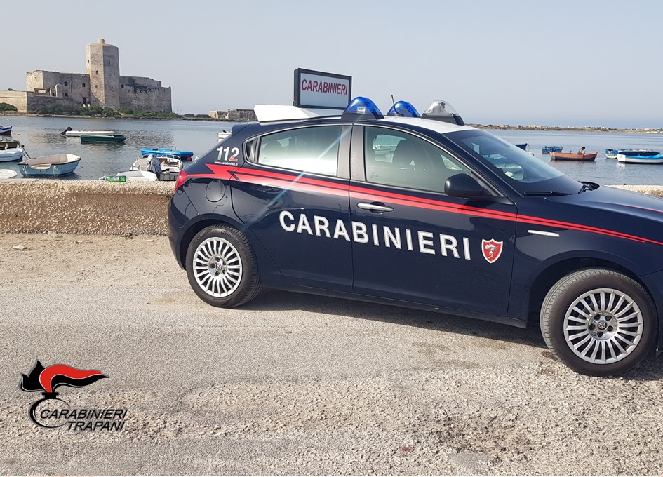 https://www.tp24.it/immagini_articoli/25-10-2025/1761388312-0-trapani-rubano-all-autoparco-comunale-arrestati-marito-e-moglie.jpg