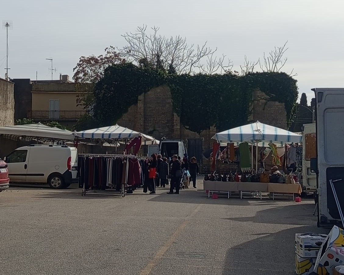 https://www.tp24.it/immagini_articoli/25-11-2025/1764100695-0-il-mercato-settimanale-di-castelvetrano-sta-sparendo.jpg