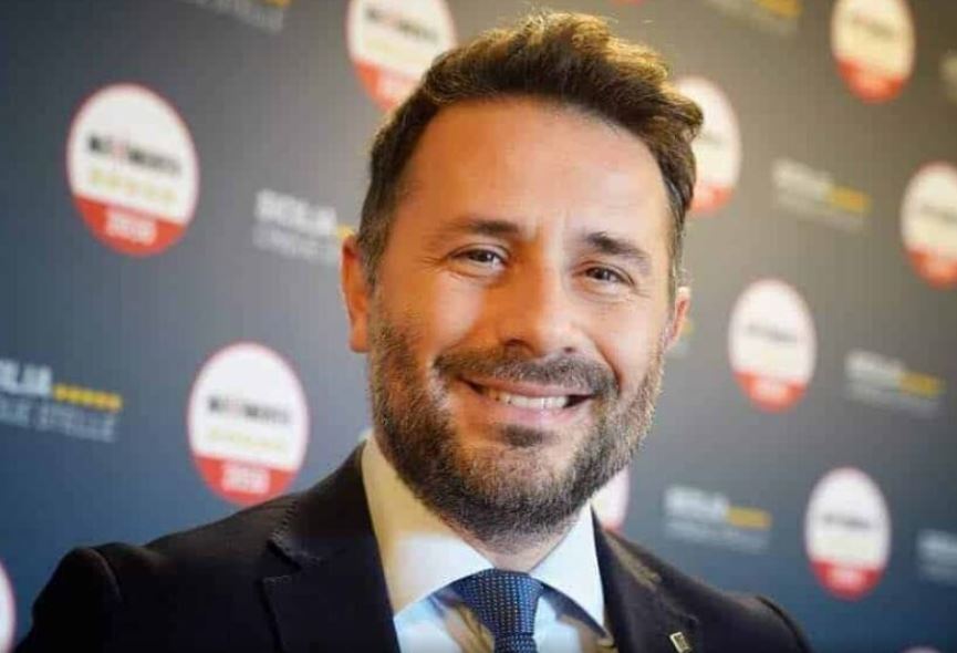 https://www.tp24.it/immagini_articoli/25-11-2025/1764105348-0-di-paola-m5s-complimenti-a-buon-lavoro-a-fico-e-decaro-ora-tocca-alla-sicilia.jpg