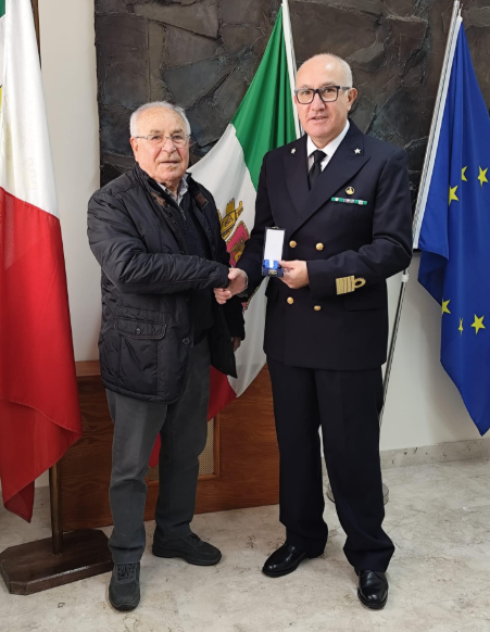 https://www.tp24.it/immagini_articoli/25-12-2025/1766679222-0-trapani-consegnate-le-medaglie-d-oro-per-lunga-navigazione-a-tre-marittimi.png