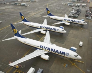 https://www.tp24.it/immagini_articoli/25-12-2025/multa-da-255-milioni-di-euro-per-ryanair-ecco-perche-250.jpg