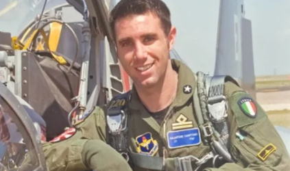 https://www.tp24.it/immagini_articoli/26-01-2026/tragedia-negli-stati-uniti-pilota-e-istruttore-siciliano-di-f-35-muore-in-un-incidente-250.png