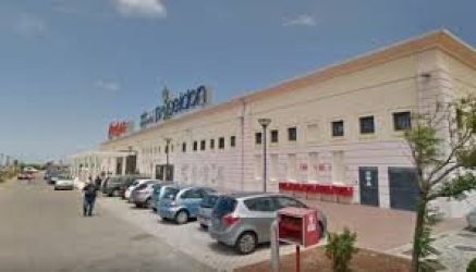 https://www.tp24.it/immagini_articoli/26-04-2026/il-centro-commerciale-poseidon-passa-di-mano-250.jpg