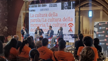 https://www.tp24.it/immagini_articoli/26-05-2026/38-parallelo-il-festival-chiude-nel-segno-della-parola-e-della-memoria-250.jpg