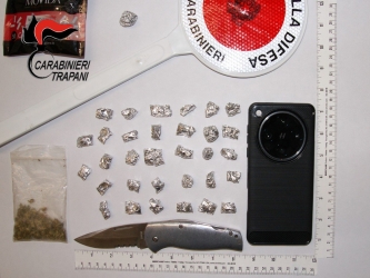 https://www.tp24.it/immagini_articoli/26-05-2026/alcamo-fermato-con-32-dosi-di-crack-e-un-coltello-arrestato-un-52enne-250.jpg