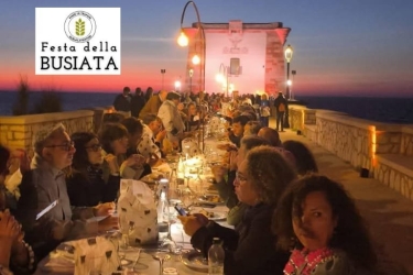 https://www.tp24.it/immagini_articoli/26-05-2026/con-la-cena-dei-500-si-chiude-a-trapani-la-prima-edizione-della-festa-della-busiata-250.jpg