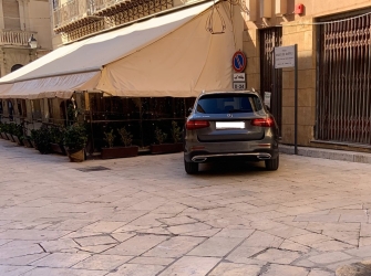 https://www.tp24.it/immagini_articoli/26-05-2026/marsala-suv-in-sosta-vietata-nello-slargo-marco-de-bartoli-250.jpg