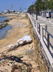 https://www.tp24.it/immagini_articoli/26-05-2026/mazara-poltrone-arredi-e-altri-rifiuti-in-spiaggia-al-lungomare-mazzini-250.jpg