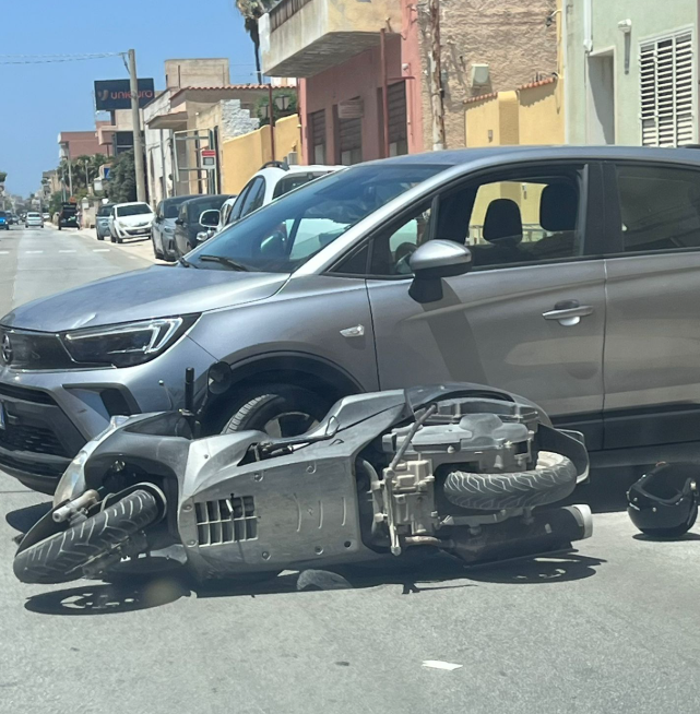https://www.tp24.it/immagini_articoli/26-06-2025/1750940295-0-marsala-brutto-incidente-tra-auto-e-scooterone-in-contrada-ponte-fiumarella.png