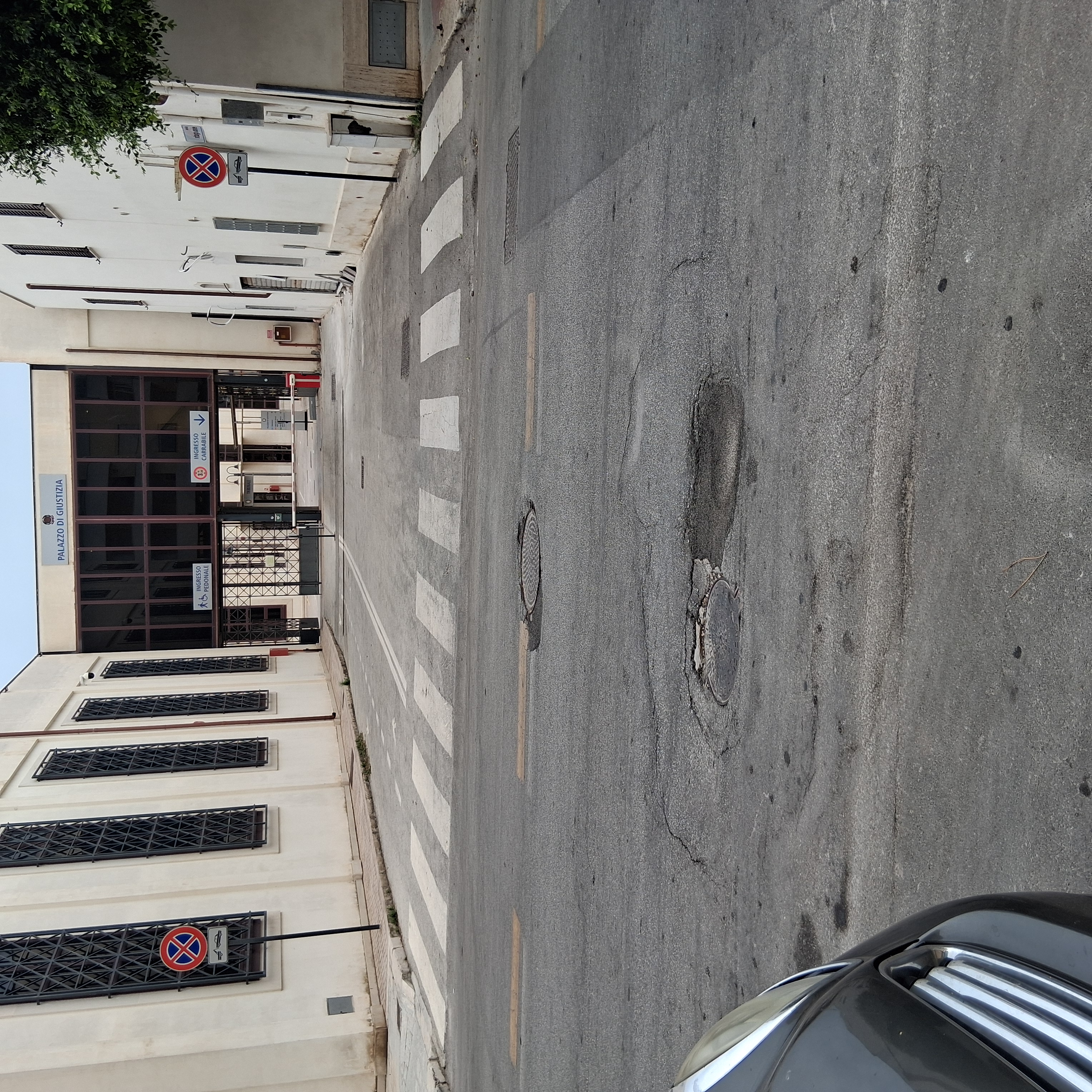 https://www.tp24.it/immagini_articoli/26-07-2025/1753542939-0-marsala-una-buca-pericolosa-davanti-al-tribunale-segnalata-da-giorni-ma.jpg