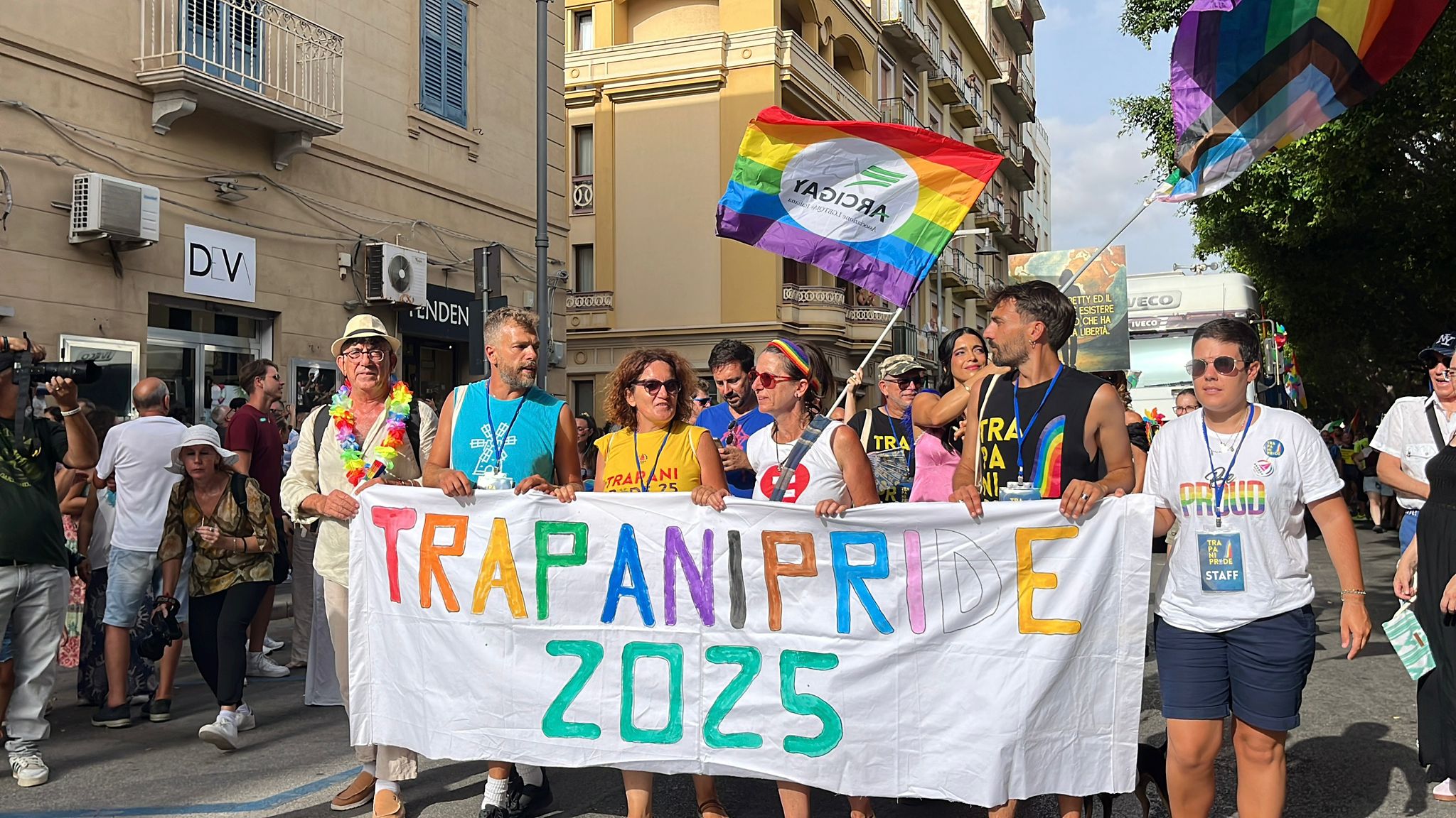 https://www.tp24.it/immagini_articoli/26-07-2025/1753546217-0-trapani-il-primo-pride-della-citta-corteo-festoso-in-centro-le-immagini.jpg