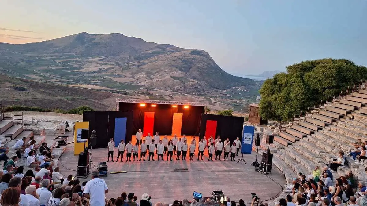 https://www.tp24.it/immagini_articoli/26-07-2025/1753563194-0-segesta-magia-sotto-le-stelle-pinocchio-commuove-il-teatro-antico.jpg