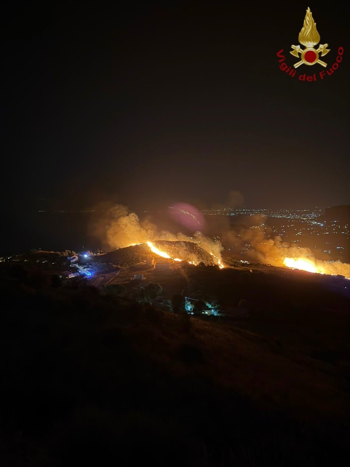 https://www.tp24.it/immagini_articoli/26-08-2026/1787725396-0-notte-di-fuoco-a-castellammare-rogo-minaccia-le-case-incendio-a-trapani-intossicata-una-donna.jpg