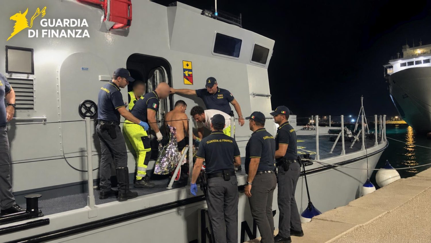 https://www.tp24.it/immagini_articoli/26-08-2026/1787743484-0-barca-in-fiamme-al-largo-di-marsala-naufrago-salvato-nella-notte-da-un-elicottero.jpg