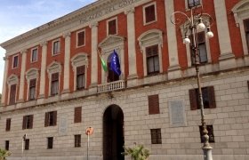 https://www.tp24.it/immagini_articoli/26-08-2026/1787753683-0-trapani-acqua-contaminata-riunione-in-prefettura-piu-uomini-e-mezzi-per-le-autobotti.jpg