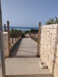 https://www.tp24.it/immagini_articoli/26-08-2026/alcamo-marina-rimosso-il-cancello-che-bloccava-l-accesso-al-mare-la-vardera-fare-scrusciu-funziona-250.jpg