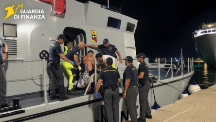 https://www.tp24.it/immagini_articoli/26-08-2026/barca-in-fiamme-al-largo-di-marsala-naufrago-salvato-nella-notte-da-un-elicottero-della-finanza-250.jpg