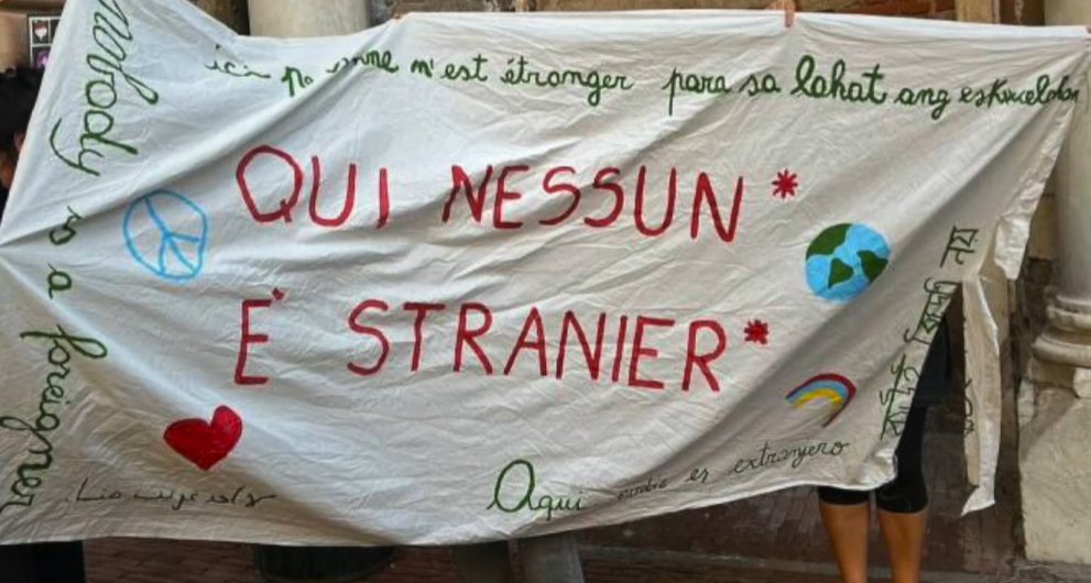 https://www.tp24.it/immagini_articoli/26-09-2026/1790432135-0-qui-nessuno-e-straniero.jpg