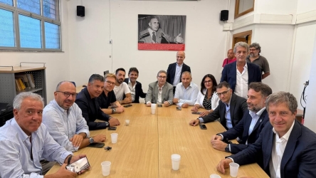 https://www.tp24.it/immagini_articoli/26-09-2026/il-campo-largo-siciliano-sempre-piu-spaccato-su-cateno-de-luca-250.jpg