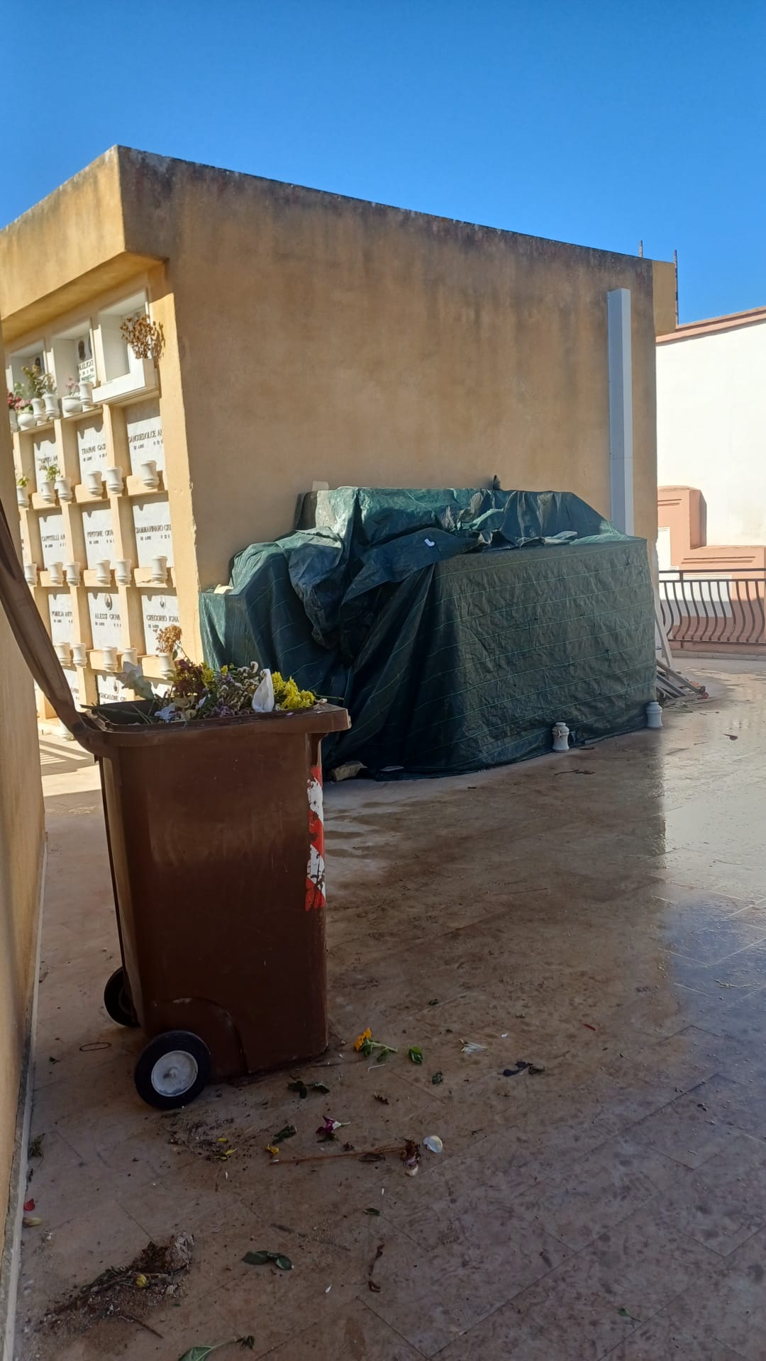 https://www.tp24.it/immagini_articoli/26-10-2025/1761490295-0-marsala-degrado-e-disagi-al-cimitero-serve-un-intervento-urgente.jpg