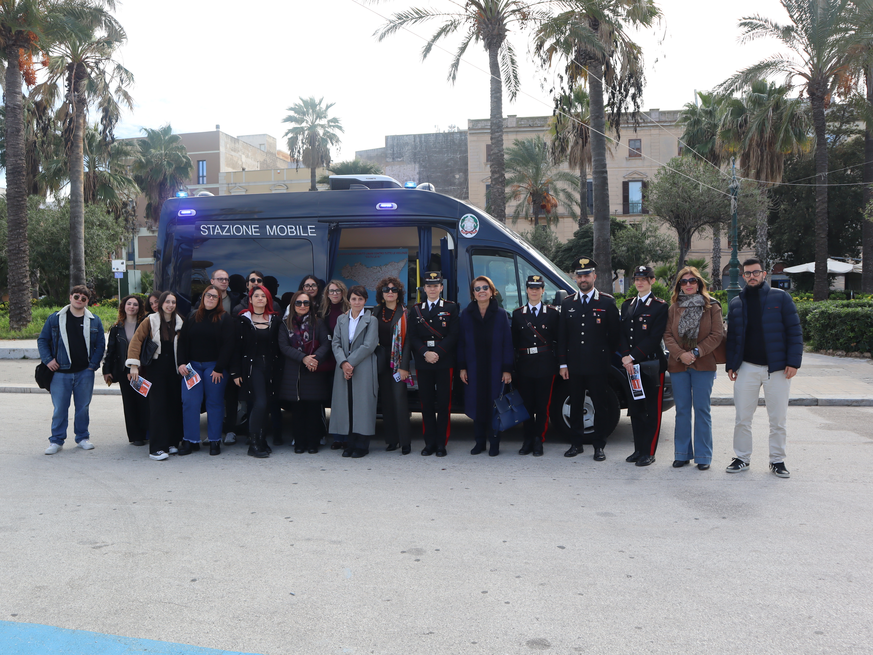 https://www.tp24.it/immagini_articoli/26-11-2025/1764174752-0-trapani-carabinieri-in-piazza-per-la-giornata-contro-la-violenza-sulle-donne-il-video.jpg