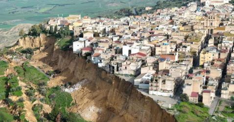 https://www.tp24.it/immagini_articoli/27-01-2026/frana-a-niscemi-sopralluogo-di-schifani-e-protezione-civile-la-collina-sta-crollando-250.png