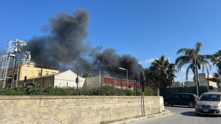 https://www.tp24.it/immagini_articoli/27-02-2026/marsala-grosso-incendio-alle-spalle-di-via-lipari-nube-nera-e-aria-irrespirabile-250.jpg