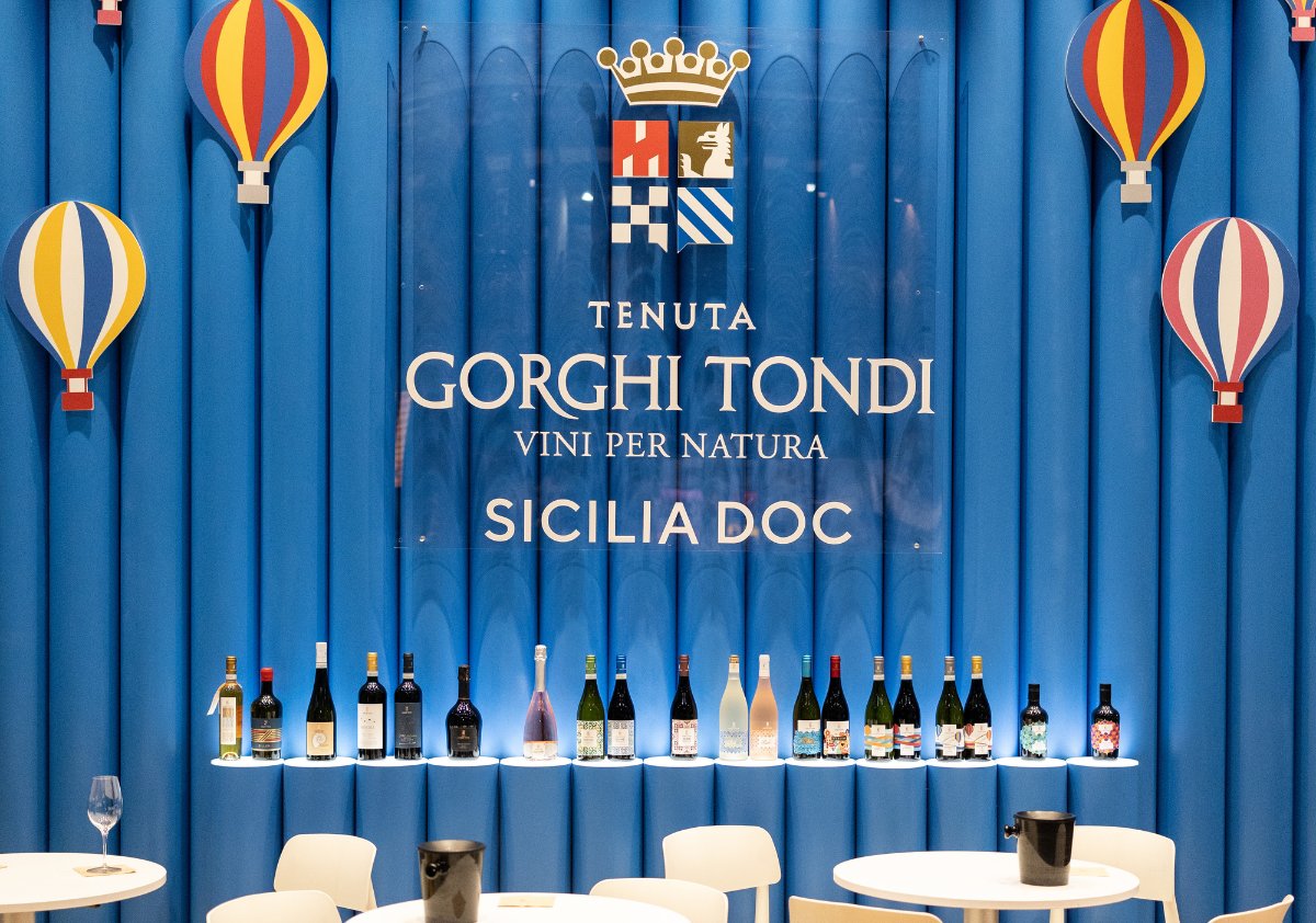 https://www.tp24.it/immagini_articoli/27-03-2026/1774597744-0-tenuta-gorghi-tondi-a-vinitaly-2026-tra-nuove-annate-sicilia-doc-ed-esperienze-da-vivere.jpg