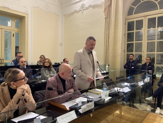 https://www.tp24.it/immagini_articoli/27-03-2026/trapani-riassetto-del-consiglio-comunale-equilibrio-ristabilito-tra-fratture-politiche-e-tensioni-istituzionali-250.jpg