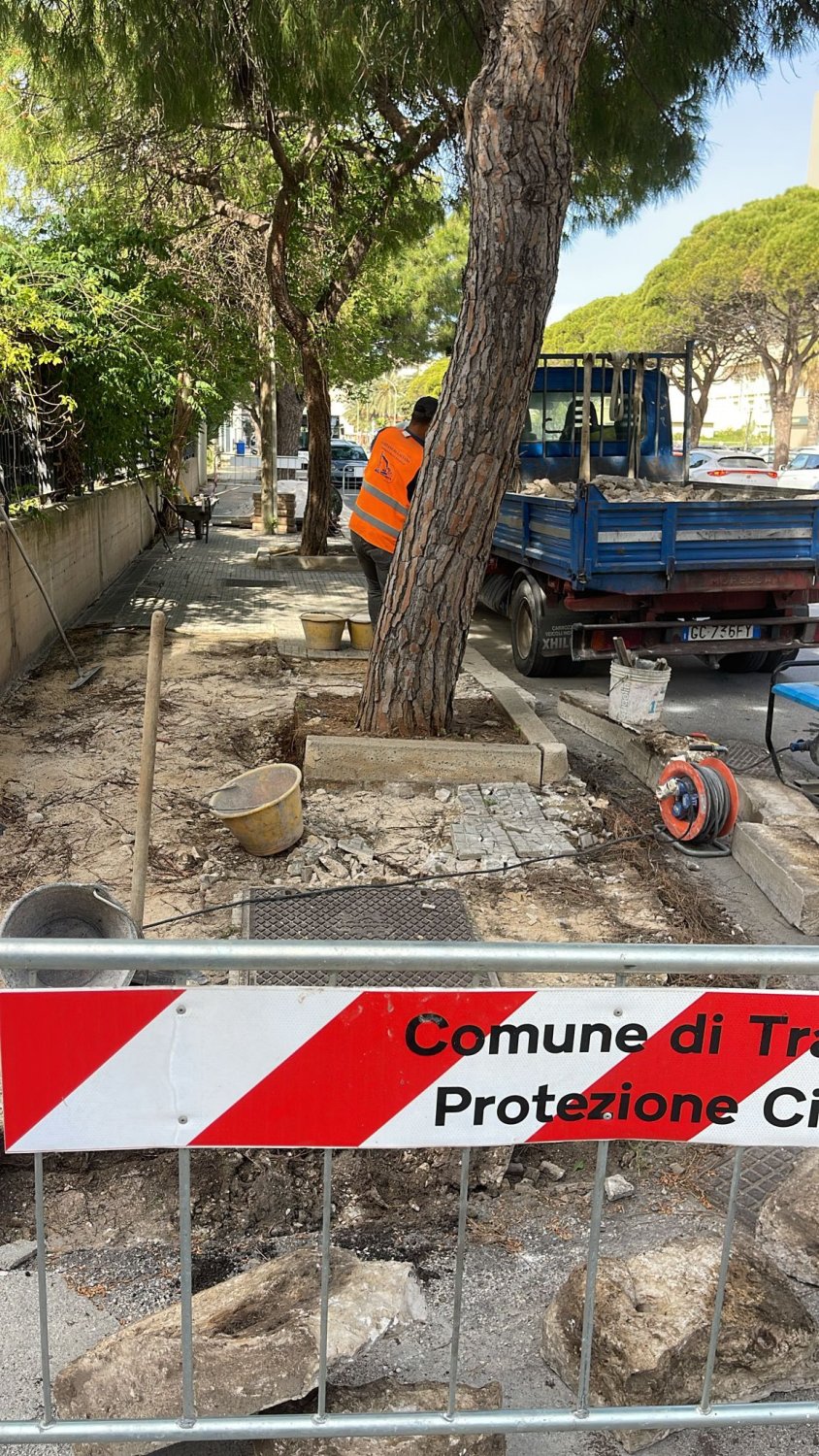 https://www.tp24.it/immagini_articoli/27-04-2026/1777293558-0-trapani-via-virgilio-le-ruspe-del-comune-sui-marciapiedi-dopo-anni-di-proteste.jpg