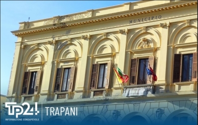 https://www.tp24.it/immagini_articoli/27-04-2026/trapani-gesto-estremo-davanti-al-comune-torna-e-il-sindaco-lo-aiuta-250.jpg