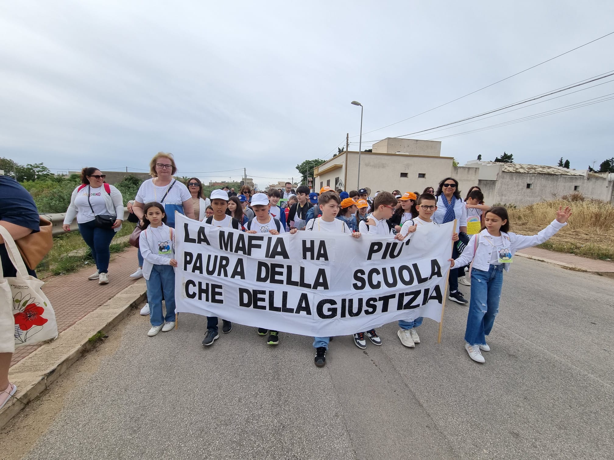 https://www.tp24.it/immagini_articoli/27-05-2025/1748320907-0-girnata-della-legalita-a-petrosino-il-corteo-del-nosengo-a-castelvetrano-la-manifestazione-al-di-matteo.jpg