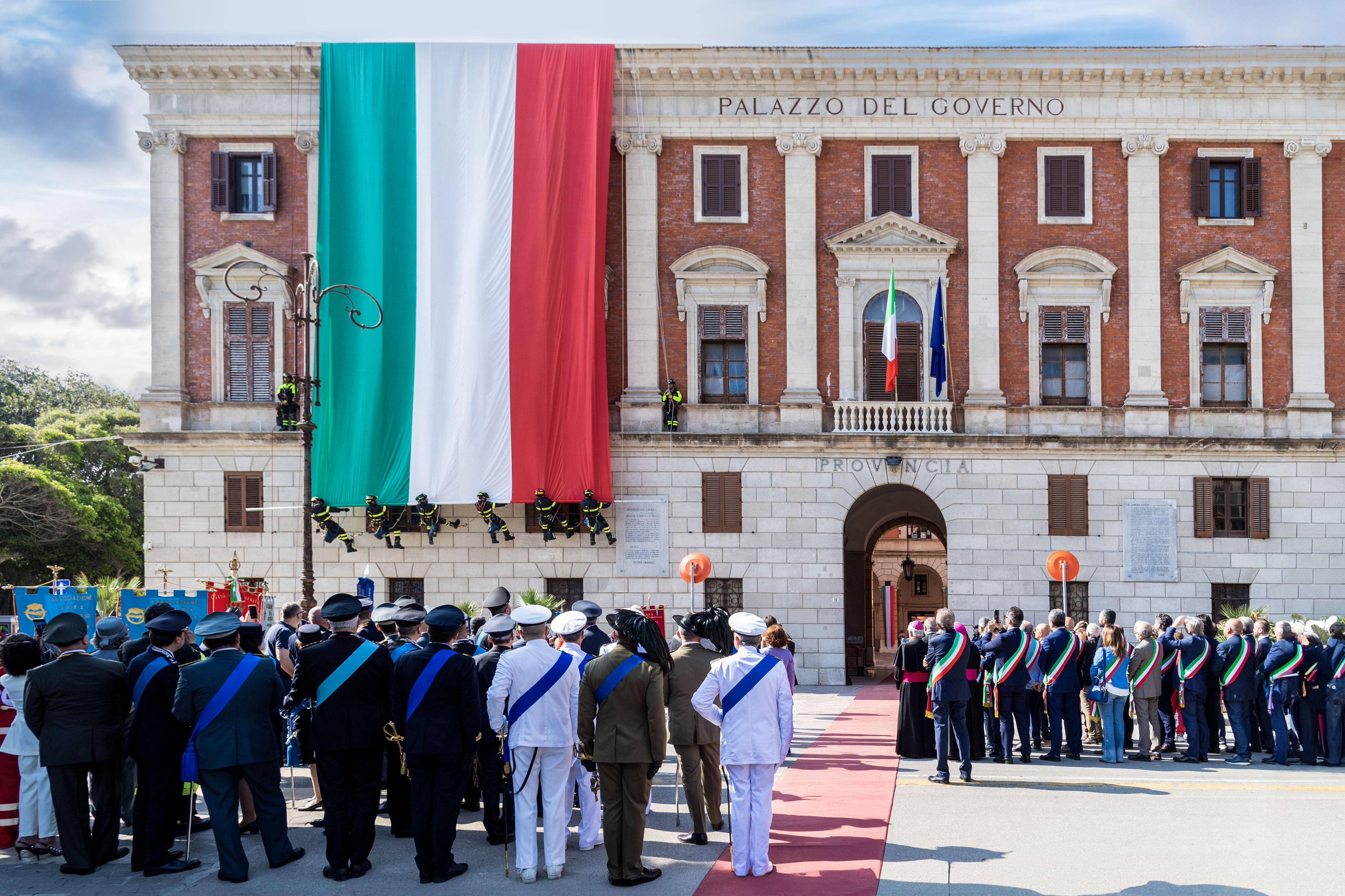 https://www.tp24.it/immagini_articoli/27-05-2025/1748362694-0-festa-della-repubblica-cerimonia-a-trapani-il-2-giugno-premiati-sei-cittadini-con-l-onorificenza-al-merito.jpg