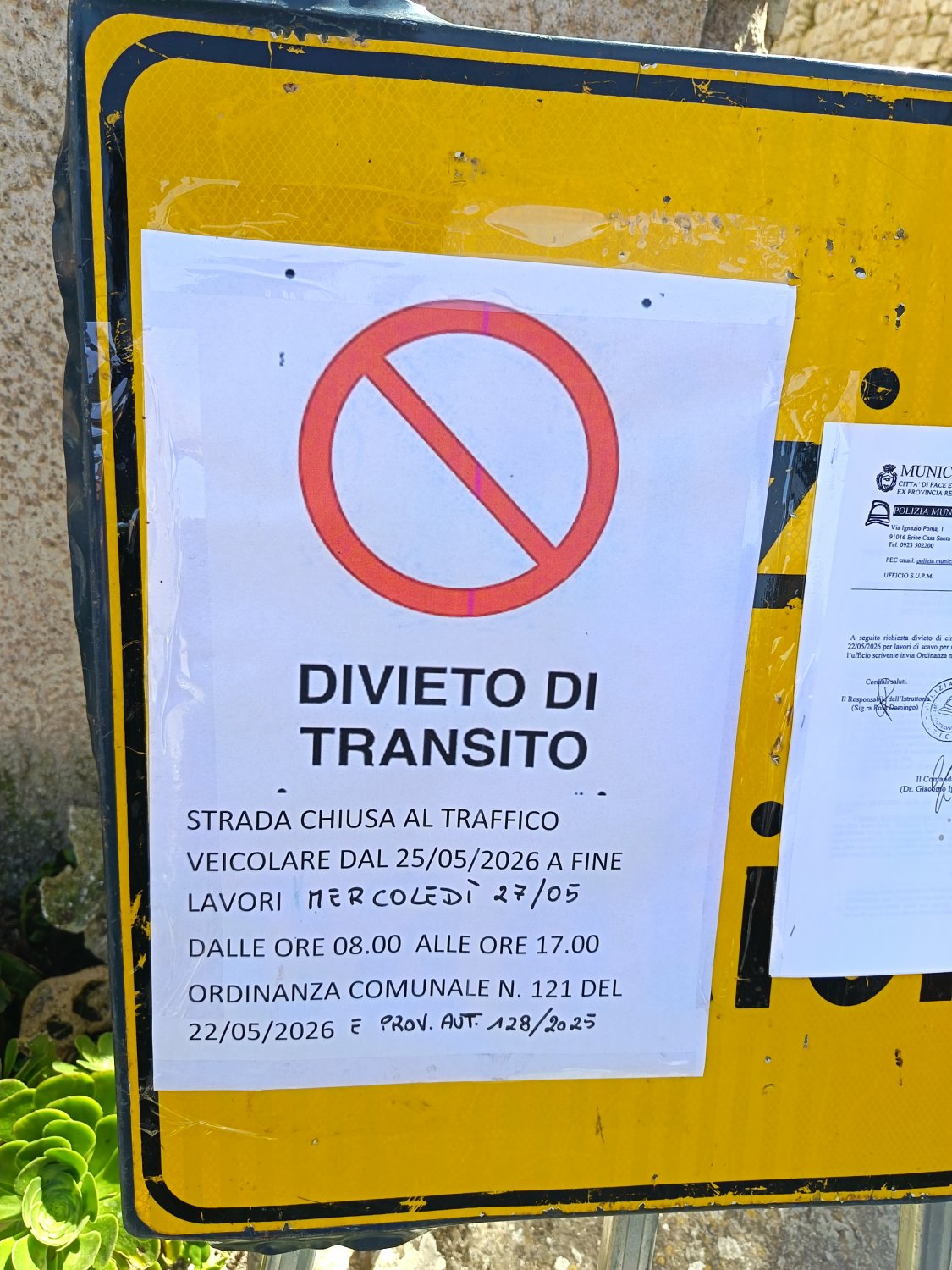 https://www.tp24.it/immagini_articoli/27-05-2026/1779863066-0-erice-nuovo-scontro-sui-cantieri-per-la-fibra-nel-centro-storico.jpg