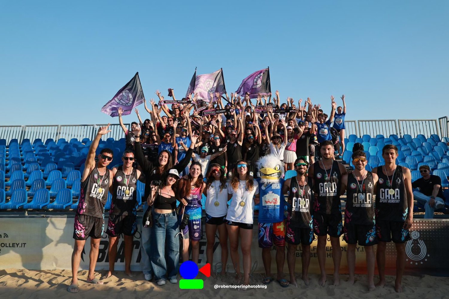 https://www.tp24.it/immagini_articoli/27-05-2026/1779893942-0-beach-volley-sicilian-power-conquista-bibione-pioggia-di-medaglie-per-la-masterball-academy.jpg
