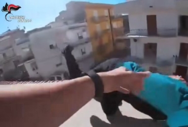 https://www.tp24.it/immagini_articoli/27-05-2026/carabiniere-di-mazara-salva-anziano-che-sta-per-gettarsi-dal-balcone-il-video-250.jpg