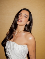 https://www.tp24.it/immagini_articoli/27-05-2026/dua-lipa-e-callum-turner-colpo-di-scena-matrimonio-a-palermo-dal-5-al-7-giugno-250.jpg