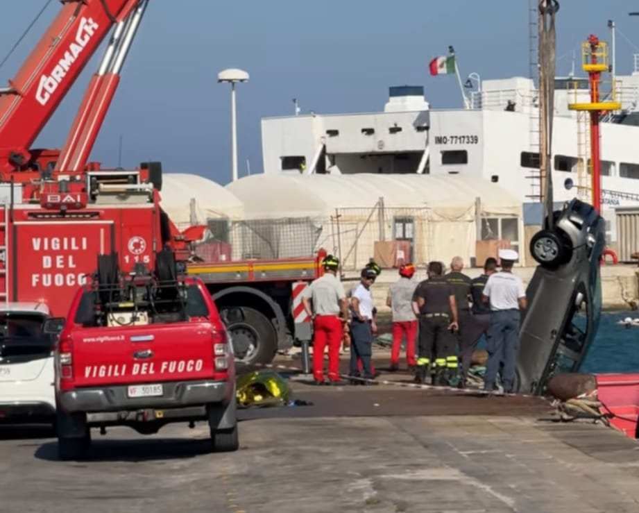 https://www.tp24.it/immagini_articoli/27-06-2026/1782545726-0-auto-finisce-in-mare-al-molo-ronciglio-di-trapani-muore-un-uomo.jpg