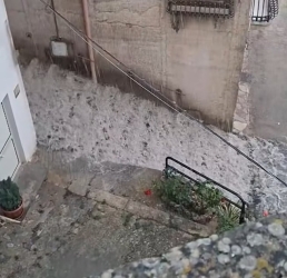 https://www.tp24.it/immagini_articoli/27-06-2026/eccezionale-temporale-a-caltabellotta-centro-storico-sommerso-da-grandine-e-pioggia-250.jpg