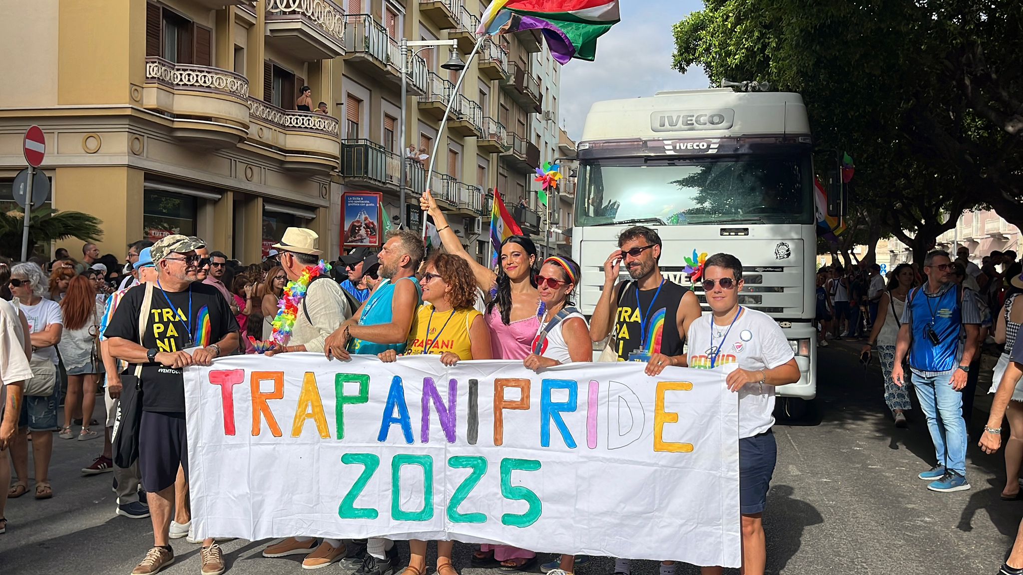 https://www.tp24.it/immagini_articoli/27-07-2025/1753573687-0-trapani-piazza-piena-di-colori-e-diritti-in-mgliaia-al-primo-pride.jpg
