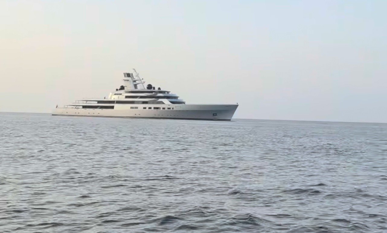 https://www.tp24.it/immagini_articoli/27-07-2026/1785133615-0-il-super-yacht-del-cofondatore-di-google-a-castellammare-del-golfo.jpg
