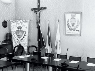 https://www.tp24.it/immagini_articoli/27-07-2026/erice-il-gruppo-misto-diserta-l-aula-non-saremo-comparse-della-farsa-toscano-250.jpg