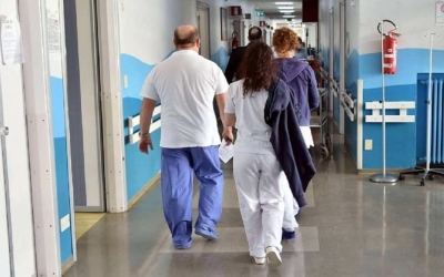https://www.tp24.it/immagini_articoli/27-07-2026/sanita-in-crisi-appello-di-medici-e-operatori-serve-una-riforma-vera-250.jpg